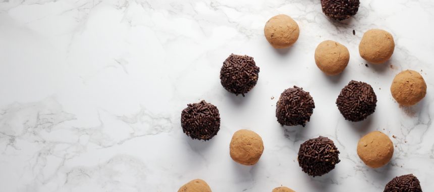 Jak zrobić trufle czekoladowe? – Przepis na domowe cukierki