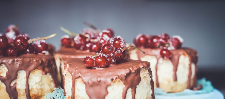 Jak zrobić twardą i błyszczącą polewę czekoladową do tortu?