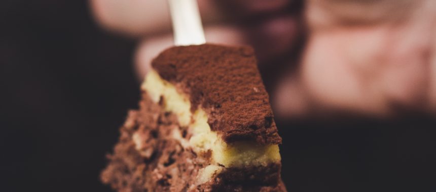 Mocno czekoladowe ciasto dla fanów słodkości – przepis