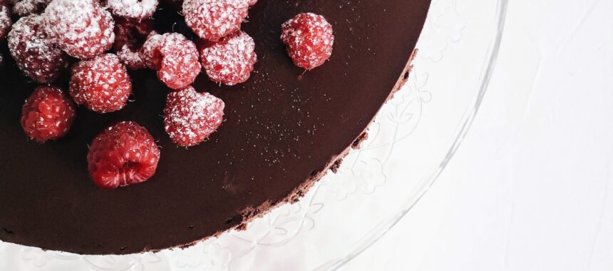 Czekoladowo-owocowe połączenie – pyszne ciasto czekoladowe z malinami