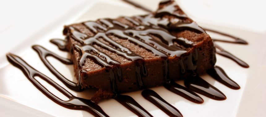 Polewa na ciasto z gorzkiej czekolady – jak zrobić?